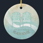 Beach House Adirondack Chairs Aqua Blue ID623 Keramisch Ornament<br><div class="desc">Dit ontwerp van keramische ornamenten in de zachte kleuren van zee en zand staat u toe om uw eigen naam en tekst gemakkelijk toe te voegen gebruikend de verstrekte sjabloon. Het gewone afbeelding van Adirondack zit op een noodlijdende, waterverf achtergrond wordt benadrukt door een golfaccent in water en wit. Zoek...</div>
