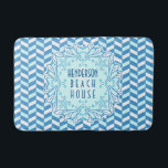 Beach House Art Deco Shell en Herringbone Custom Badmat<br><div class="desc">Deze , gepersonaliseerde strandhuisbadmat heeft een blauw-wit visgraatpatroon. Het gedurfde schelpmotief heeft een klassieke Art Deco gestileerde look, compleet met zeesterren en een flauw wit anker in het midden. Voeg in een lettertype uit de jaren 1920 eenvoudig uw achternaam toe. Zelfs de woorden "Beach House" zijn aanpasbaar, in hoesje wil...</div>