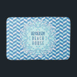 Beach House Art Deco Shell en Herringbone Custom Badmat<br><div class="desc">Deze , gepersonaliseerde strandhuisbadmat heeft een blauw-wit visgraatpatroon. Het gedurfde schelpmotief heeft een klassieke Art Deco gestileerde look, compleet met zeesterren en een flauw wit anker in het midden. Voeg in een lettertype uit de jaren 1920 eenvoudig uw achternaam toe. Zelfs de woorden "Beach House" zijn aanpasbaar, in hoesje wil...</div>