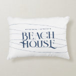 Beach House Custom Coordinates Navy Blue Accent Kussen<br><div class="desc">Beach House Custom Coördinaten Navy Blue Accent Kussen Creëer uw eigen Minimal Beach Nautical Design accent kussen! Of u nu bij het zee woont of gewoon van kustinrichting houdt, dit kussen is de perfecte aanvulling op uw huis. Het is ook de ultieme manier om uw kusttrots te shows en uw...</div>