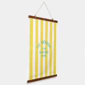 Beach House Custom Naam Geel Cabana Stripe Hangend Wandkleed (Gebogen)