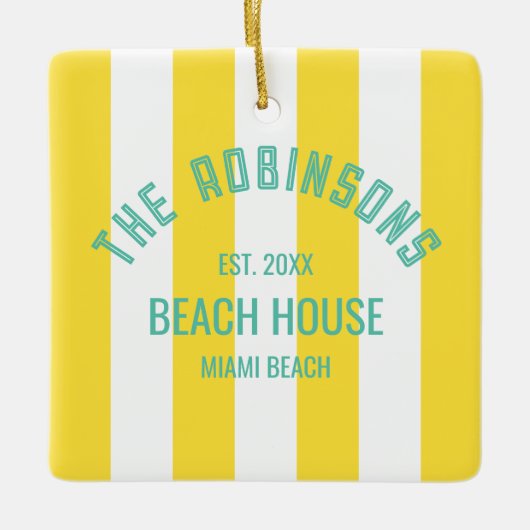 Beach House Custom Naam Geel Cabana Stripe Keramisch Ornament (Voorkant)