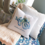Beach House Design Personaliseer Ocean Throw Kussen<br><div class="desc">Breng strandhuisontwerpideeën tot leven met dit decoratieve werpkussen dat strandliefhebbers zullen aanbidden. Met een replica van mijn originele handgeschilderde waterverf-octopus combineert dit kussen zacht oceaanblauw met een romige, gebroken witte achtergrond - ideaal voor elk blauw-wit strandhuis of ruimte met een kustthema. Pas het aan met je eigen lengte- en breedtegraad...</div>