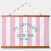 Beach House Familienaam Pink Cabana Stripe Hangend Wandkleed (Voorkant)