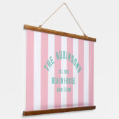 Beach House Familienaam Pink Cabana Stripe Hangend Wandkleed (Gebogen)