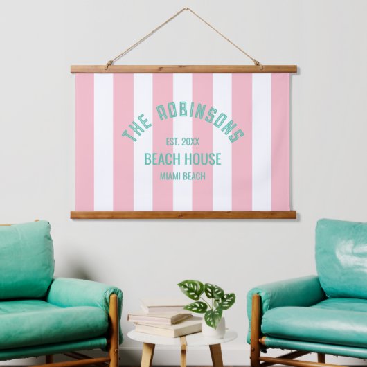 Beach House Familienaam Pink Cabana Stripe Hangend Wandkleed (Woonkamer)