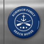 Beach House & Family Name Anchor Oars Stars Navy Magneet<br><div class="desc">Stijlvolle ronde koelmagneten met uw gepersonaliseerde strandhuis,  meerhuisje,  familienaam of andere tekst met een aangepast nautisch bootanker,  gekruiste oorlogen en sterren in marineblauw op wit of kies achtergrondkleuren die overeenkomen met uw decor.</div>