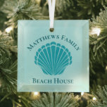 Beach House Personalized Keepomwille Blue Seashell Glas Ornament<br><div class="desc">Mooie aqua seashell-monogram strandhuis met kerstversiering voor een vakantieverhuur van een eiland of een tropische ingang. Pas dit  monogram cadeau aan voor je familie om een zomervakantie te gedenken.</div>