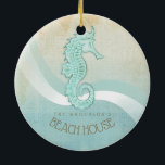 Beach House Seahorse Aqua Blue ID623 Keramisch Ornament<br><div class="desc">Dit keramische ornament ontwerp in de zachte kleuren van zee en zand stelt u in staat om eenvoudig uw eigen naam en tekst toe te voegen met behulp van de meegeleverde sjabloon. Het eenvoudige zeepaardje afbeelding op een benauwde, waterverf achtergrond wordt gemarkeerd door een golfaccent in aqua en wit. Zoek...</div>
