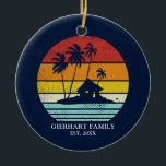 Beach House Vacation Family Reunion Nautical Keramisch Ornament<br><div class="desc">Pas deze camping retro design voor uw strand of meerhuis aan door uw familienaam of douanetekst, en jaar toe te voegen. Ik hoop dat het niet alleen over het koele ontwerp is dat uw oog betrapt maar het feit dat u het nooit in een afdelingswinkel zult vinden eerder dit voor...</div>