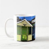 Beach huts and blue skies enlish sebe side foto koffiemok (Links)