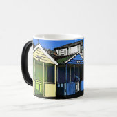 Beach huts and blue skies enlish sebe side foto magische mok (Voorkant links)