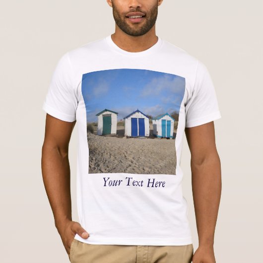 Beach huts blauw skies zand engele zeefoto t-shirt (Voorkant)