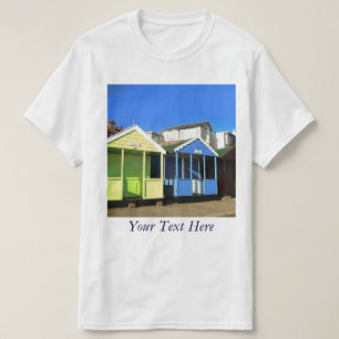 Beach huts blue skies engelse foto van zeezijde t-shirt