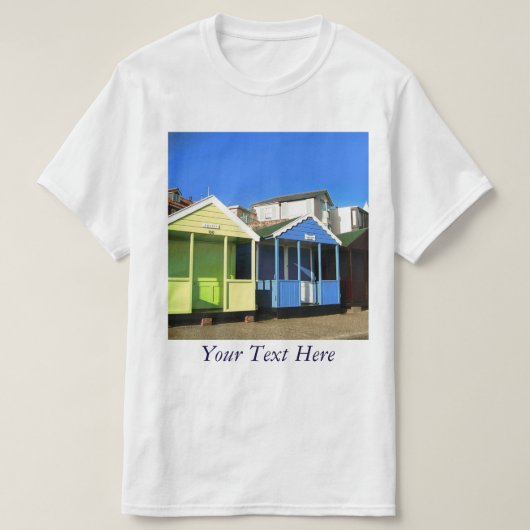 Beach huts blue skies engelse foto van zeezijde t-shirt (Design voorkant)