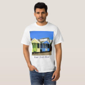 Beach huts blue skies engelse foto van zeezijde t-shirt (Voorkant volledig)