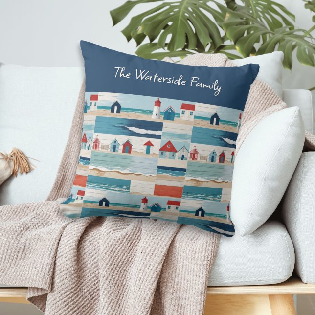 Beach Huts Vuurtorens Zee Kustblauw Kussen (A personalized nautical pillow with modern design of sand, ocean, beach huts and lighthouses)