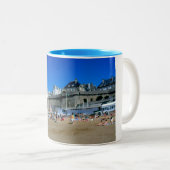 Beach in St Malo, Frankrijk Tweekleurige Koffiemok (Voorkant rechts)