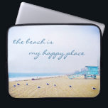 Beach is mijn gelukkige plaats script California C Laptop Sleeve<br><div class="desc">"Het strand is mijn gelukkige plek." Ontspan, adem en verken de eenzaamheid van een leeg Californisch strand met deze prachtige, pastelkleurige fotografie neopreen laptophoes. Deze laptophoes is verkrijgbaar in drie formaten: 15, 13 en 10 inch. Maakt een geweldig cadeau voor iemand speciaal! U kunt deze neopreen laptophoes eenvoudig personaliseren en...</div>