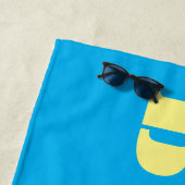 BEACH Large Yellow Stencil Letters voor Sky Blue Strandlaken (In situ)