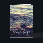 Beach Life Quottes Waves Ocean Sunset Water Schild Feestdagen Kaart<br><div class="desc">Gedrukt met een mooie serene scène van mooie oceaangolven op het strand!</div>