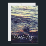 Beach Life Quottes Waves Ocean Sunset Water Schild Feestdagenkaart<br><div class="desc">Gedrukt met een mooie serene scène van mooie oceaangolven op het strand!</div>