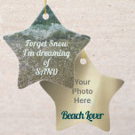 Beach Lover  met uw foto Keramisch Ornament<br><div class="desc">Voor je "Beach Lover", die niet droomt van een witte sneeuwkerst, maar droomt van witte golven die op een zandstrand breken. "Vergeet sneeuw, ik droomde van SAND", pas me aan met de foto van de Beach Lover aan de achterkant, dit keepomwille ornament zal "kort" worden geschat. Dit afbeelding is een...</div>