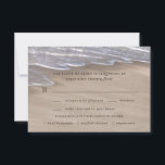 Beach Meal Choice Zandharten Elegante bruiloft RSVP Kaartje<br><div class="desc">Design beschikt over een elegant strand met hartjes in het zand (op de achterkant van elke kaart) waar je de namen van je keuze in kunt "tekenen". U kunt kortere namen vergroten of langere namen verkleinen als dat nodig is om goed in de harten te passen onder de link "Aanpassen...</div>