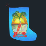 Beach Mele Kalikimaka Kleine Kerstsok<br><div class="desc">Mele Kalikimaka,  Hawaiian voor vrolijk kerstfeest. Perzikkunst met een palmboom met kerstverlichting en siervoorwerpen en een tropische oceaanblauwe achtergrond.</div>