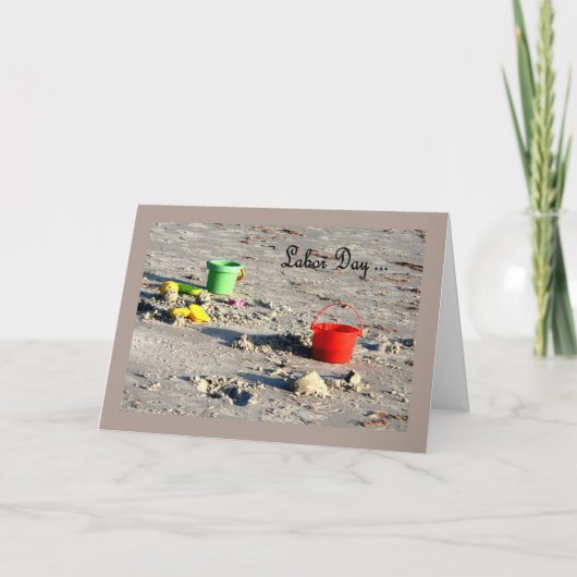 Beach met kleurrijke Kaarten op de werkdag (Voorkant)