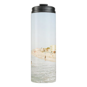 BEACH NEAR GEBOUW OP DAGTIME THERMOSBEKER