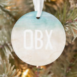 Beach Ocean Sand INITIALEN Blue Photo Keepsake Ornament<br><div class="desc">Waterverf Strandontwerp in Ocean Blue & Sand kleuren met witte aangepaste BEACH INITIALEN aan de voorkant, uw favoriete Strandfoto aan de achterkant. Eenvoudig te personaliseren tekst, tekstkleur, foto. Een tijdloos souvenir met speciale tijden op het strand om het hele jaar door van te genieten of te delen. Mix en match...</div>