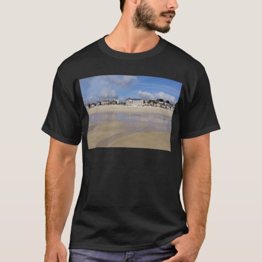 Beach of Saint-Cast-le-Guildo in Frankrijk T-shirt (Voorkant)