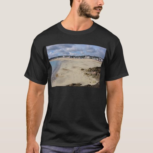 Beach of Saint-Cast-le-Guildo in Frankrijk T-shirt (Voorkant)