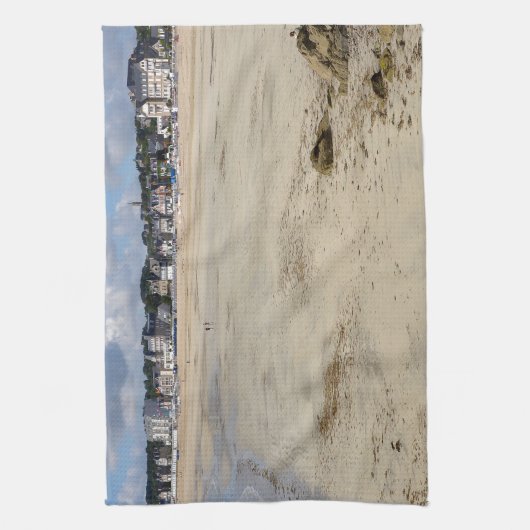 Beach of Saint-Cast-le-Guildo in Frankrijk Theedoek (Verticaal)