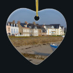 Beach of Saint-Vaast-la-Hougue in Frankrijk Keramisch Ornament<br><div class="desc">Vaartuig en strand in Saint-Vaast-la-Hougue,  een gemeente op het schiereiland Cotentin in het departement Manche in Neder-Normandië in het noorden van western Frankrijk</div>