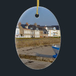 Beach of Saint-Vaast-la-Hougue in Frankrijk Keramisch Ornament<br><div class="desc">Vaartuig en strand in Saint-Vaast-la-Hougue,  een gemeente op het schiereiland Cotentin in het departement Manche in Neder-Normandië in het noorden van western Frankrijk</div>