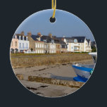 Beach of Saint-Vaast-la-Hougue in Frankrijk Keramisch Ornament<br><div class="desc">Vaartuig en strand in Saint-Vaast-la-Hougue,  een gemeente op het schiereiland Cotentin in het departement Manche in Neder-Normandië in het noorden van western Frankrijk</div>