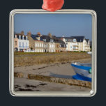 Beach of Saint-Vaast-la-Hougue in Frankrijk Metalen Ornament<br><div class="desc">Vaartuig en strand in Saint-Vaast-la-Hougue,  een gemeente op het schiereiland Cotentin in het departement Manche in Neder-Normandië in het noorden van western Frankrijk</div>
