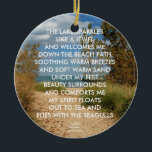 BEACH PATH ORNAMENT OF PENDANT<br><div class="desc">Dit is een van mijn favoriete plaatsen om te gaan en dat is het meer en strand. Het is zo ontspannen door het water dat luistert naar de golven en de warme zon en zo zacht en geruststellend ademt. Ik nam de foto en schreef het versum dat uitdrukt hoe ik...</div>