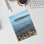 Beach Pebbles Time and Tide Chaucer Quote Planner<br><div class="desc">Deze maandelijkse/wekelijkse agenda-planner houdt al uw toekomstige activiteiten en programma's op één handige plaats georganiseerd en biedt het foto-afbeelding van een schilderachtig kaap en strandkegel,  samen met een populair citaat van Geoffrey Chaucer dat luidt: "Tijd en tijd wachten op geen man." Selecteer uw plannerstijl en draadkleur.</div>