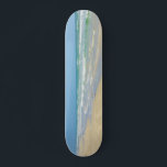 Beach Photo Custom Seashore Sandpiper Persoonlijk Skateboard<br><div class="desc">Dit prachtige skateboard van de zeebodem bevat een mooie blauwe groene golven die op de kust van het strand rollen. Het  lichtblauw van de zonnige hemel en oceaan samen met het lichte zand van het strand maakt de perfecte achtergrond voor het skateboarden in de zomer.</div>