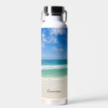 Beach Photography Blue Ocean Waves Personeelsforma Waterfles<br><div class="desc">Deze coole strandfotografie waterfles is perfect voor een reservaat of beachfront bar souvenir. Een prachtige strandfoto genomen op de ideale vakantiebestemming van Destin in Florida. De prachtige groene wateren van Sandestin spoelen naar de zandkust onder de serene blauwe hemel om de perfecte schilderachtig vakantiefoto te maken.</div>