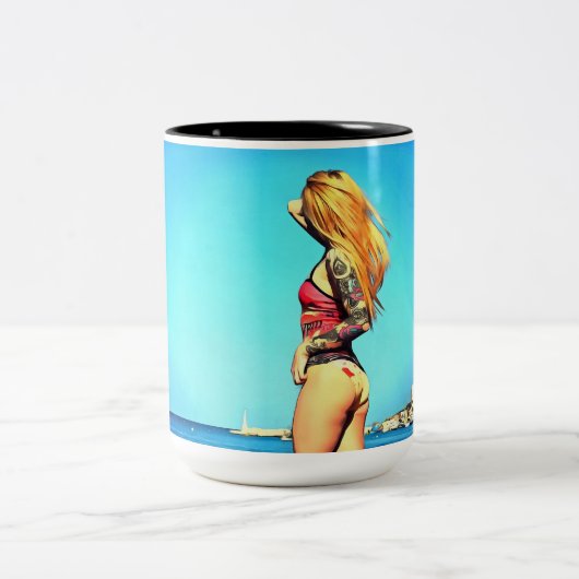 Beach Pin-up Girl 3 Tweekleurige Koffiemok (Center)