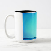 Beach Pin-up Girl 3 Tweekleurige Koffiemok (Links)