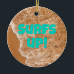 Beach plezier, golven, oceaan, avontuurlijk avontu keramisch ornament<br><div class="desc">Ervaar de rustige allure van zand en surf met dit collectie. Dit kunstwerk legt de essentie van het leven op het strand vast. Omarm de rustgevende vibes van de kust en breng een vleugje kustgelukzaligheid naar uw wereld. Kunstwerk is aanpasbaar! Personaliseer het met je eigen gezegde!</div>