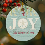 Beach Sand Dollar Christmas Joy Foto Keramisch Ornament<br><div class="desc">Een vrolijke kerstsieraad met een zanddollar,  strandgrassen,  bessen en een weersachtergrond voor uw kerstbeukendecor. Pas het voor jezelf aan,  of voor een geschenk! Ontworpen voor jou door Blackberry Boulevard.</div>