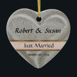 Beach Sand Heart Shaped Wedding Favor Keramisch Ornament<br><div class="desc">Wedding Favors - een Sand Heart kleurt dit hartvormig keepaardversiering - perfect voor bruiloft of vrijgezellenfeest voor strandbruiloften. Pas met bruid en groom namen en gebeurtenisdatum aan. Bekijk onze coördinerende objecten in ons Collectie Beach and Shells.</div>