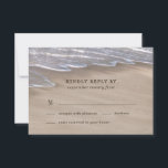 Beach Sand Hearts Elegant Tropical Modern Wedding RSVP Kaartje<br><div class="desc">Design beschikt over een elegant strand met hartjes in het zand (op de achterkant van elke kaart) waar je de namen van je keuze in kunt "tekenen". U kunt kortere namen vergroten of langere namen verkleinen als dat nodig is om goed in de harten te passen onder de link "Aanpassen...</div>