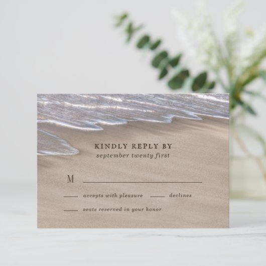 Beach Sand Hearts Elegant Tropical Modern Wedding RSVP Kaartje (Staand voorkant)
